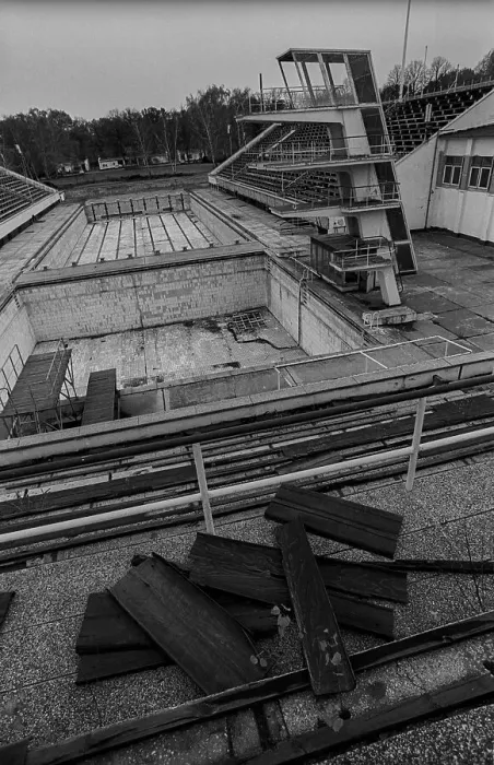 Framed Print : Germany, Berlin, 16.11.1991, Friesenstadion (swimming stadium) in decay