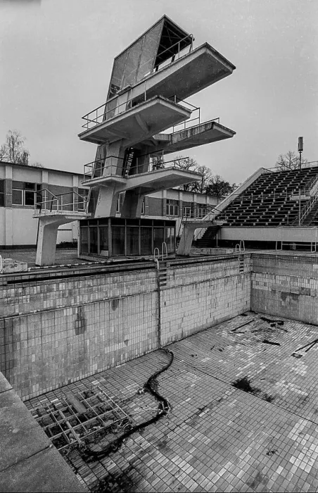 Framed Print : Germany, Berlin, 16.11.1991, Friesenstadion (swimming stadium) in decay Framed Print : Germany, Berlin, 16.11.1991, Friesenstadion (swimming stadium) in decay