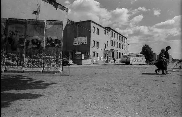 Framed Print : Germany, Berlin, 19.05.1991, Galerie am Pariser Platz