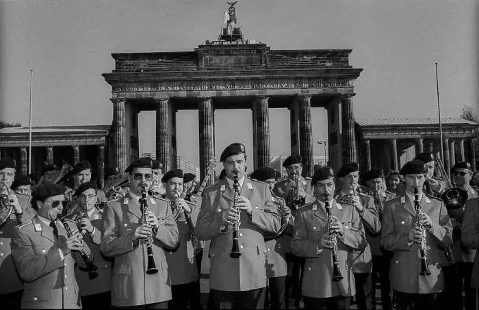 Framed Print : Germany, Berlin, 20.10.1991, Military band of the Bundeswehr in front of the Brandenburg Tor tor
