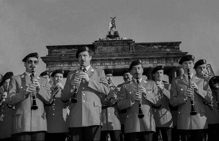 Framed Print : Germany, Berlin, 20.10.1991, Military band of the Bundeswehr in front of the Brandenburg Tor tor Framed Print : Germany, Berlin, 20.10.1991, Military band of the Bundeswehr in front of the Brandenburg Tor tor