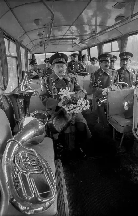 Framed Print : Germany, Berlin, 22.12.1990, departure of the Soviet guard of honour from the memorial in Tiergarten