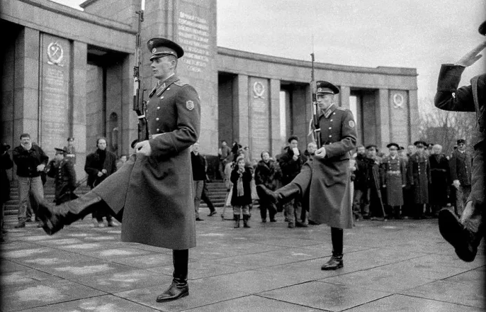 Framed Print : Germany, Berlin, 22.12.1990, Dismounting of the Soviet guard of honour from the memorial in Tiergarten