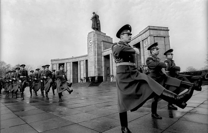 Framed Print : Germany, Berlin, 22.12.1990, Dismounting of the Soviet guard of honour from the memorial in Tiergarten
