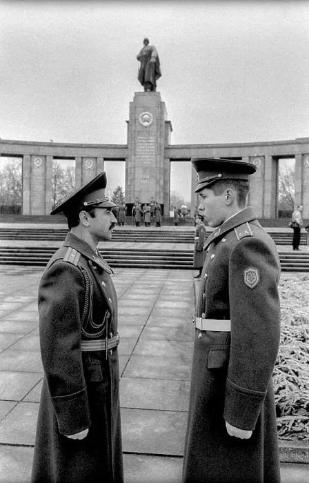 Framed Print : Germany, Berlin, 22.12.1990, Removal of the Soviet guard of honour from the memorial in Tiergarten Framed Print : Germany, Berlin, 22.12.1990, Removal of the Soviet guard of honour from the memorial in Tiergarten
