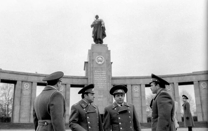 Framed Print : Germany, Berlin, 22.12.1990, Removal of the Soviet guard of honour from the memorial in Tiergarten