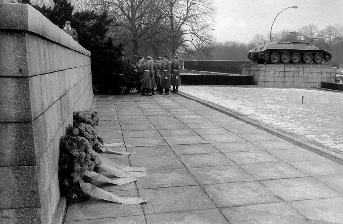 Framed Print : Germany, Berlin, 22.12.1990, Removal of the Soviet guard of honour from the memorial in Tiergarten