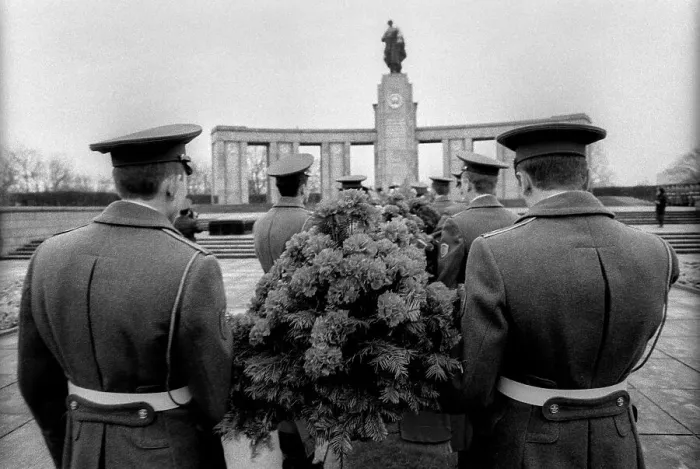 Framed Print : Germany, Berlin, 22.12.1990, Removal of the Soviet guard of honour from the memorial in Tiergarten
