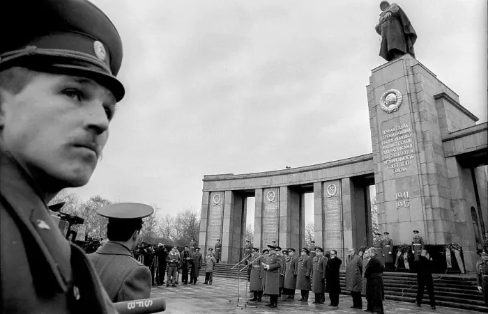 Framed Print : Germany, Berlin, 22.12.1990, Removal of the Soviet guard of honour from the memorial in Tiergarten