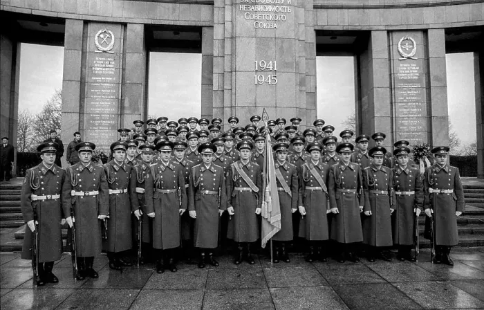 Framed Print : Germany, Berlin, 22.12.1990, Removal of the Soviet guard of honour from the memorial in Tiergarten