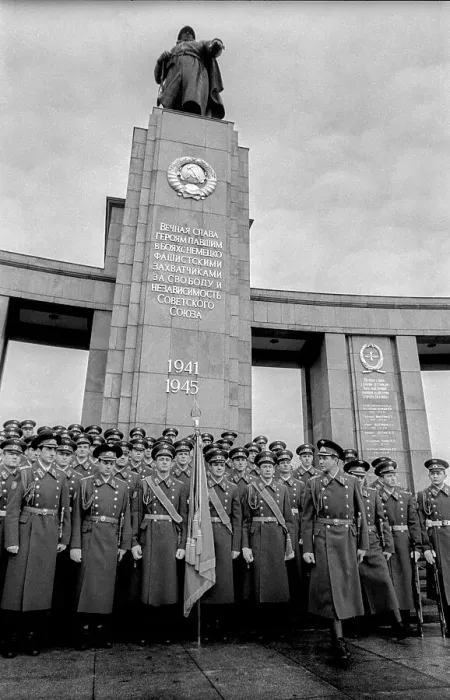 Framed Print : Germany, Berlin, 22.12.1990, Removal of the Soviet guard of honour from the memorial in Tiergarten