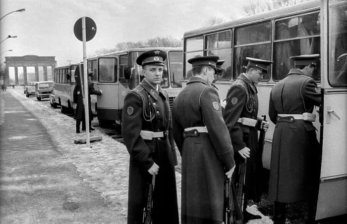 Framed Print : Germany, Berlin, 22.12.1990, Removal of the Soviet guard of honour from the memorial in Tiergarten