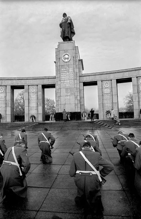 Framed Print : Germany, Berlin, 22.12.1990, Removal of the Soviet guard of honour from the memorial in Tiergarten
