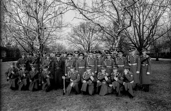 Framed Print : Germany, Berlin, 22.12.1990, Removal of the Soviet guard of honour from the memorial in Tiergarten