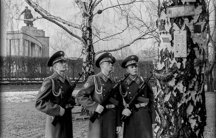 Framed Print : Germany, Berlin, 22.12.1990, Removal of the Soviet guard of honour from the memorial in Tiergarten