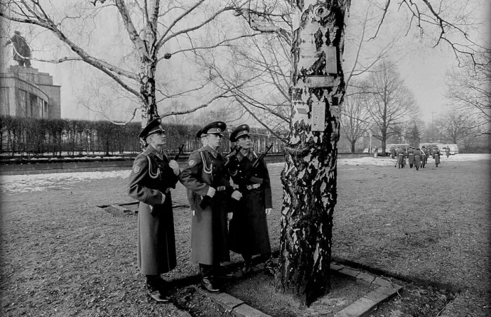 Framed Print : Germany, Berlin, 22.12.1990, Removal of the Soviet guard of honour from the memorial in Tiergarten Framed Print : Germany, Berlin, 22.12.1990, Removal of the Soviet guard of honour from the memorial in Tiergarten