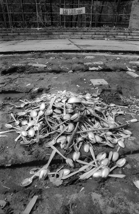 Framed Print : Germany, Berlin, 25.04.1992, Spoons handed