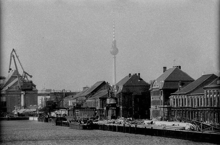 Framed Print : Germany, Berlin, 25.2.1991, view across the Spree to the Osthafen