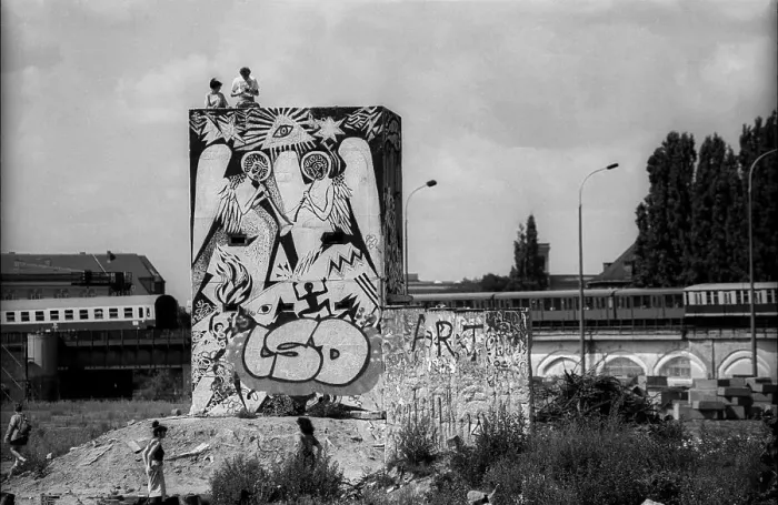 Framed Print : Germany, Berlin, 27.07.1991, painted former watchtower at the Spreebogen
