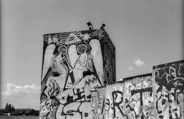 Framed Print : Germany, Berlin, 27.07.1991, painted former watchtower at the Spreebogen