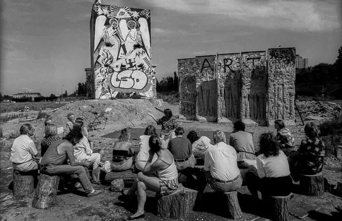 Framed Print : Germany, Berlin, 27.07.1991, painted former watchtower at the Spreebogen