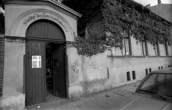 Framed Print : Germany, Berlin, 30.09.1992, entrance to the garrison cemetery Framed Print : Germany, Berlin, 30.09.1992, entrance to the garrison cemetery