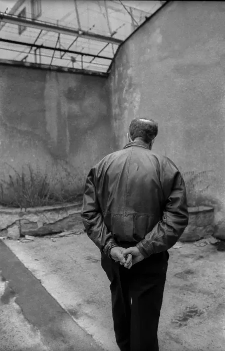 Framed Print : Germany, Berlin, 6 March 1992, Otto Ruhland, former prisoner in the cage for release, (wreath-laying ceremony in the former Stasi detention centre Hohenschoenhausen), Europe