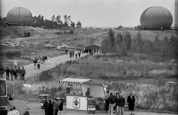 Framed Print : Germany, Osterne, 12.11.1991, Open day in a former missile site of the NVA (now Bundeswehr) Framed Print : Germany, Osterne, 12.11.1991, Open day in a former missile site of the NVA (now Bundeswehr)