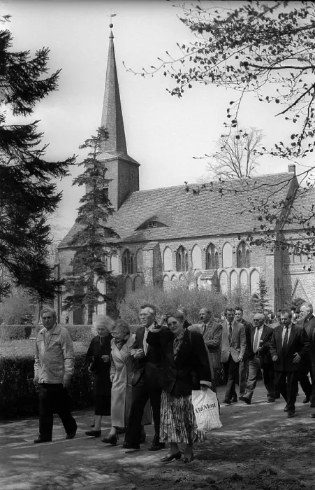 Framed Print : Germany, Stepnitz, 30.04.1992, on the way home after the service in the Marienfliess monastery church Framed Print : Germany, Stepnitz, 30.04.1992, on the way home after the service in the Marienfliess monastery church