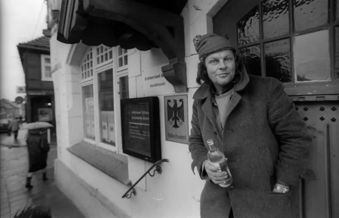 Framed Print : Germany, Sternberg, 12.01.1992, Citizen with liquor bottle in Sternberg / Mecklenburg, labour office, Europe Framed Print : Germany, Sternberg, 12.01.1992, Citizen with liquor bottle in Sternberg / Mecklenburg, labour office, Europe