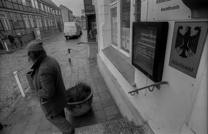 Framed Print : Germany, Sternberg, 12.01.1992, Citizen in Sternberg / Mecklenburg, Labour Office, Europe Framed Print : Germany, Sternberg, 12.01.1992, Citizen in Sternberg / Mecklenburg, Labour Office, Europe