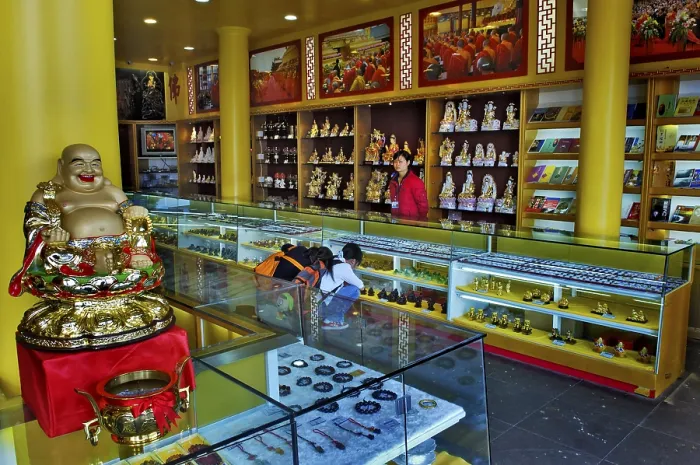 Framed Print : Gift shop at the statue of Samantabhadra