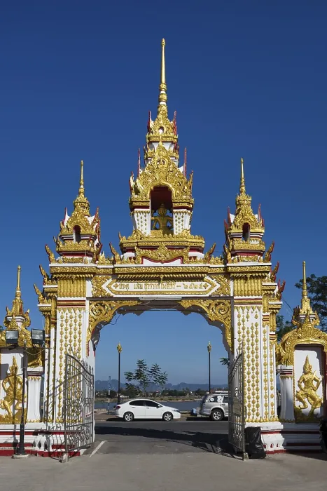 Framed Print : Gilded entrance gate to Wat Mahathat Temple