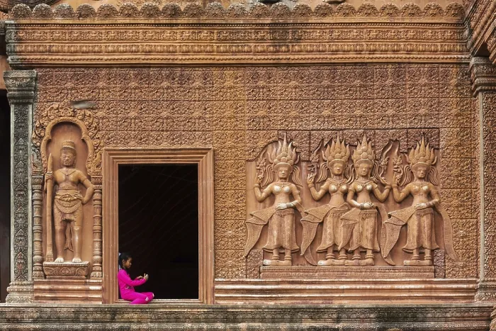 Framed Print : Girl sitting in entrance way, Prasat Phnom Reap south facade