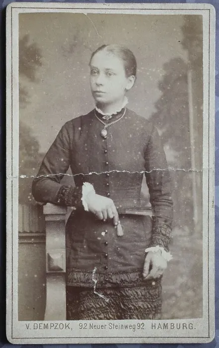 Framed Print : Girl, visit format, Carte de Visite Framed Print : Girl, visit format, Carte de Visite