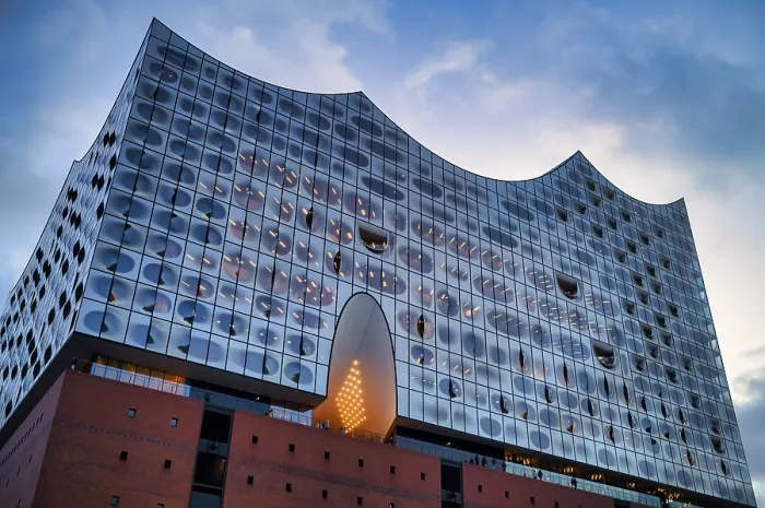Framed Print : Glass facade of the Elbe Philharmonic Hall