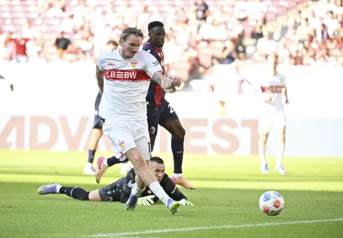 Framed Print : Goal kick Action Goal chance Nick Woltemade VfB Stuttgart (11) Goalkeeper Lukasz Skorupski FC Bologna (01) Framed Print : Goal kick Action Goal chance Nick Woltemade VfB Stuttgart (11) Goalkeeper Lukasz Skorupski FC Bologna (01)