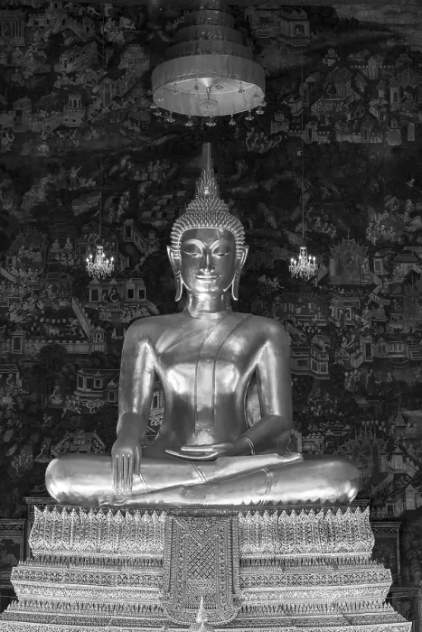 Framed Print : Golden Buddha statue, Phra Buddha Trilokachet surrounded by crystal chandeliers and exquisite wall paintings