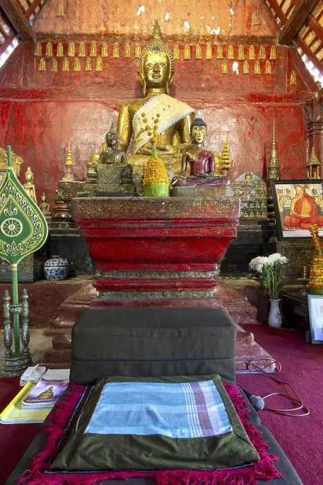 Framed Print : Golden Buddha statue, Bhumispara-mudra