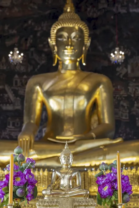 Framed Print : Golden Buddha statue, Phra Buddha Trilokachet surrounded by exquisite wall paintings
