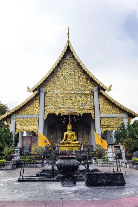 Framed Print : Golden Buddha in front of Wat Chedi Luang Temple