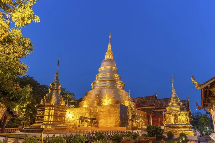Framed Print : Golden Chedi Phrathatluang of the Buddhist temple complex Wat Phra Singh at dusk