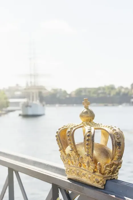 Framed Print : Golden crown on bridge in central Stockholm Framed Print : Golden crown on bridge in central Stockholm