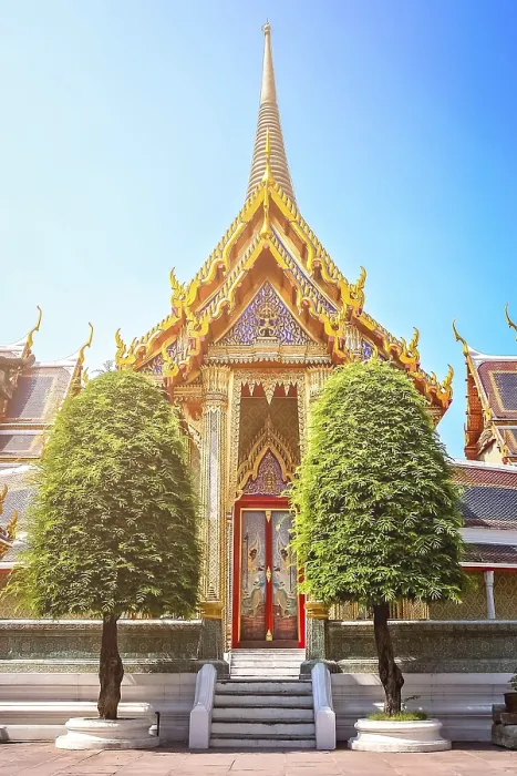 Framed Print : Golden entrance to the beautiful Buddhist temple in Bangkok