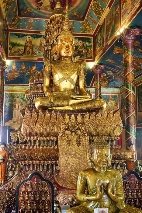 Framed Print : The golden interiors of the Wat Phnom Temple in Phnom Penh