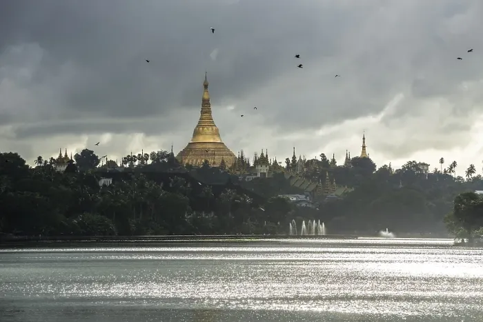 Framed Print : Golden main stupa, chedi, Shwedagon Pagoda