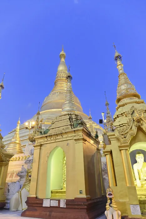 Framed Print : Golden stupas of a temple at dusk on a clear evening
