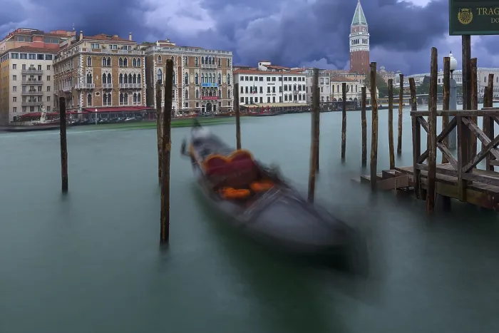 Framed Print : Gondola anchored in the Grand Canal Framed Print : Gondola anchored in the Grand Canal