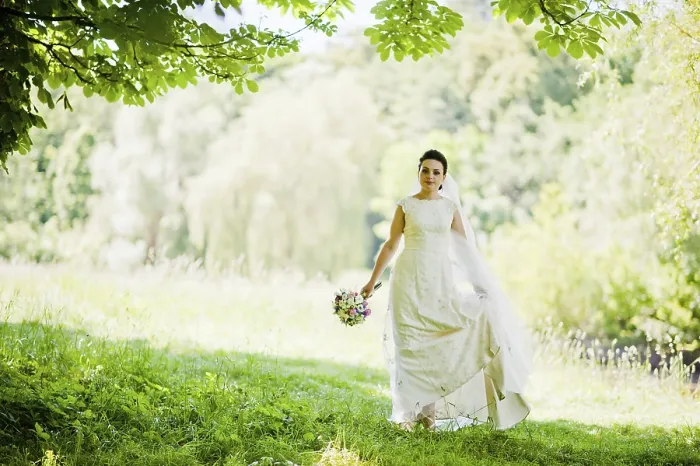 Framed Print : Gorgeus brunette bride outdoors Framed Print : Gorgeus brunette bride outdoors