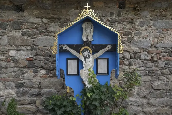 Framed Print : Grave cross at the old town cemetery in moated castle am Inn